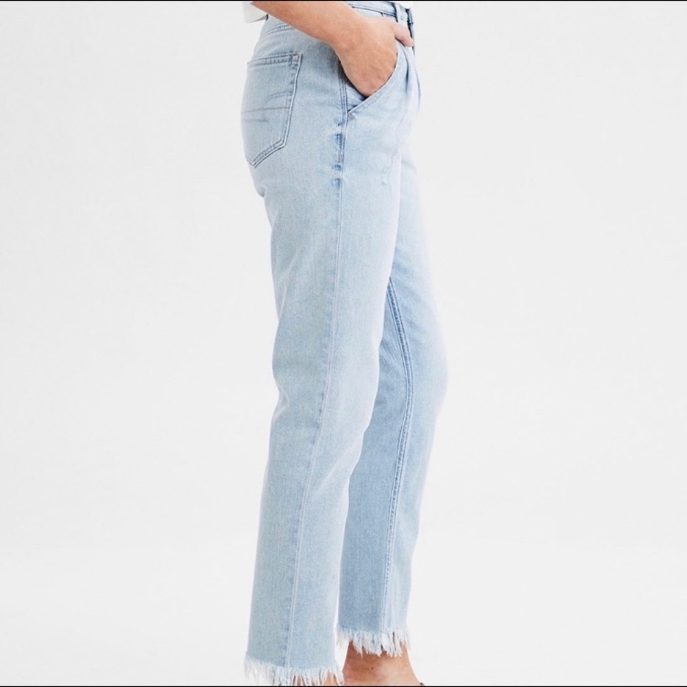 ⭐️AMERICAN EAGLE HIGH WAISTED MOM JEANS⭐️